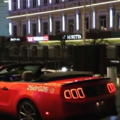 Полицейские оштрафовали заехавшего на Александровскую площадь в Ставрополе водителя «Мустанга»
